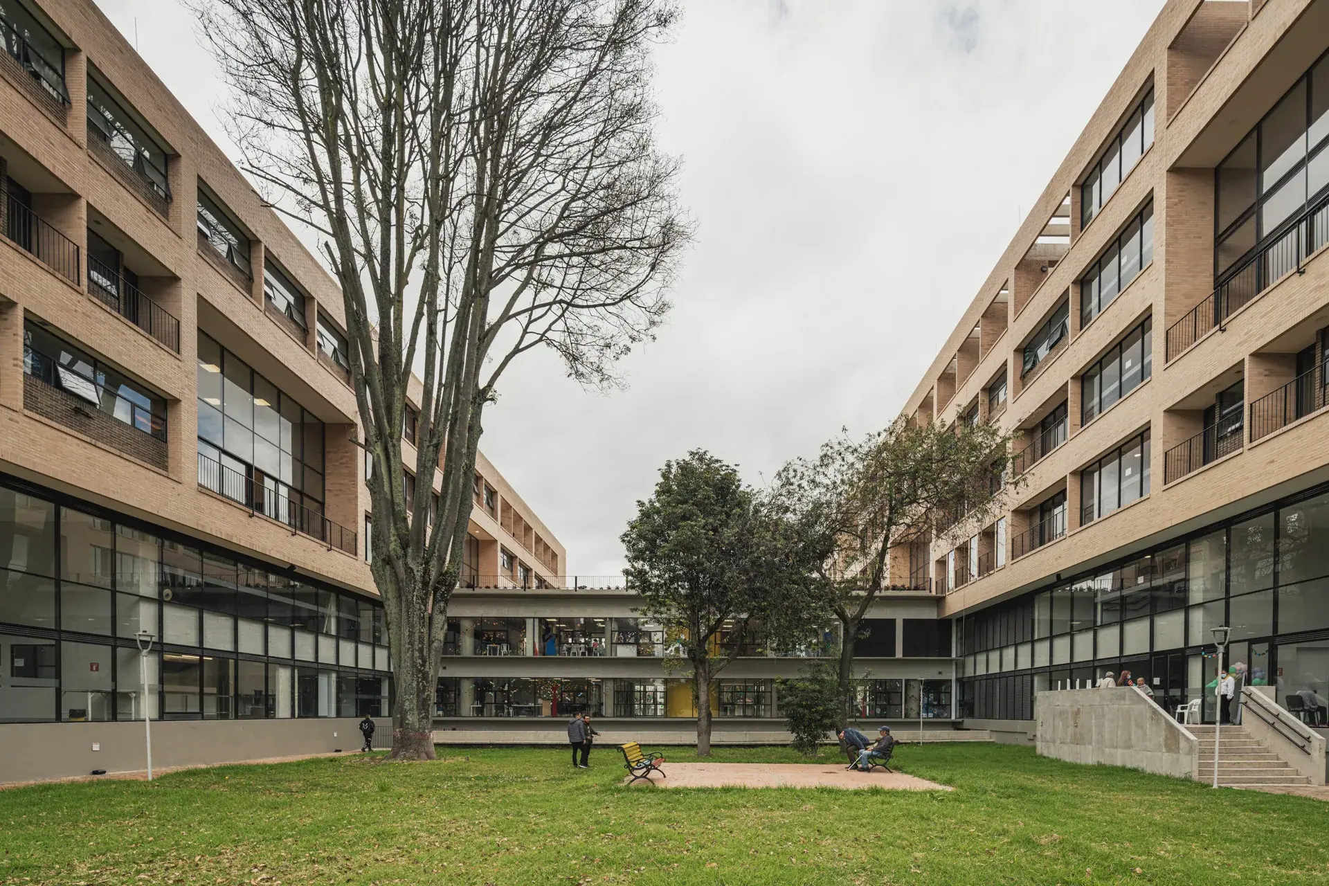 Detalle constructivo de los acabados de concreto rústico y juntas de Sitio Estudio.